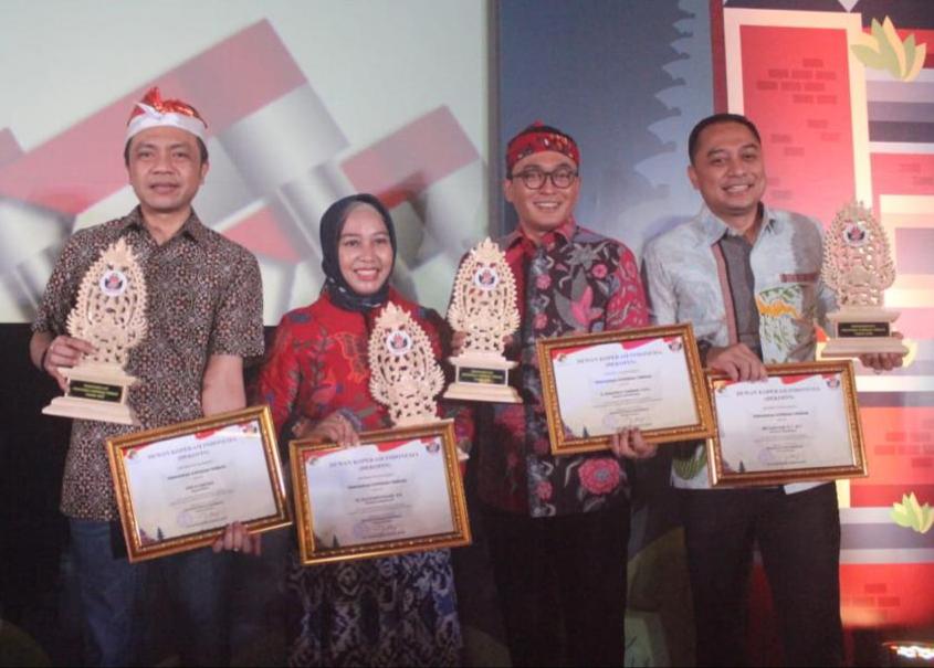 Wabup Blitar Menerima Penghargaan Penggerak Koperasi Terbaik