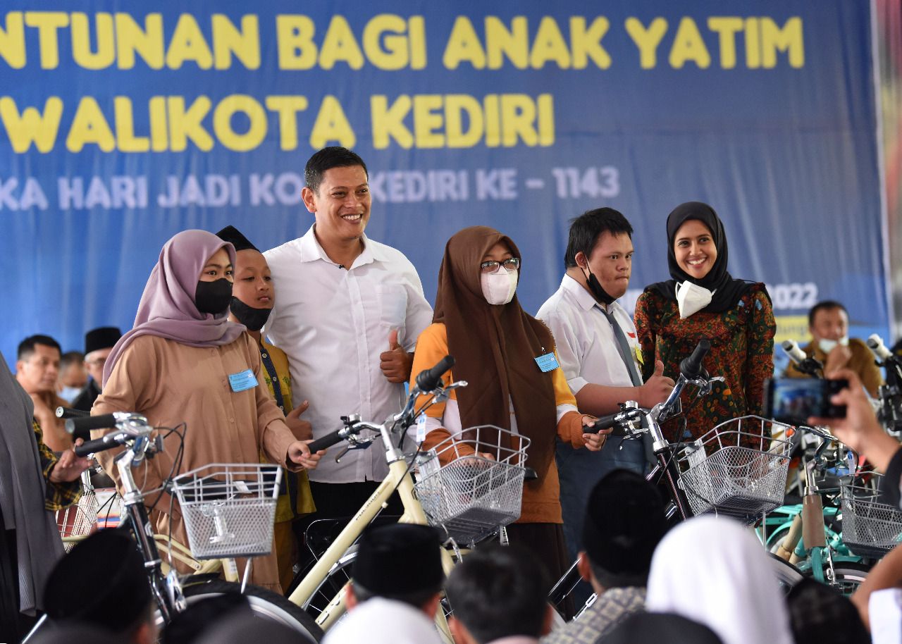 Peringati Hari Jadi ke-1143 Kota Kediri, Walikota Abu Bakar Beri Santunan Ribuan Anak Yatim