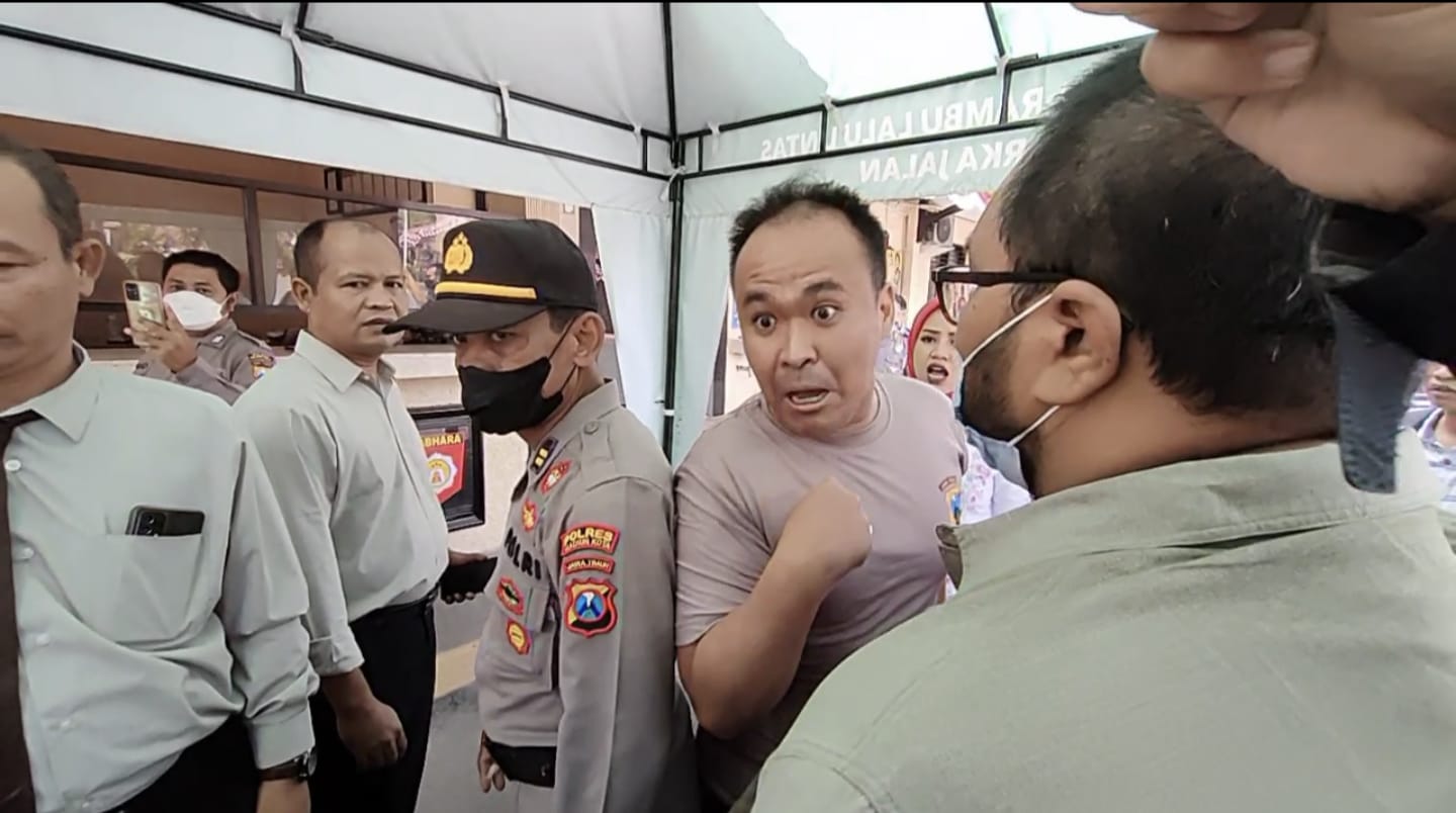 Kasatlantas Polres Madiun Kota, AKP Dwi Jatmiko (tengah).