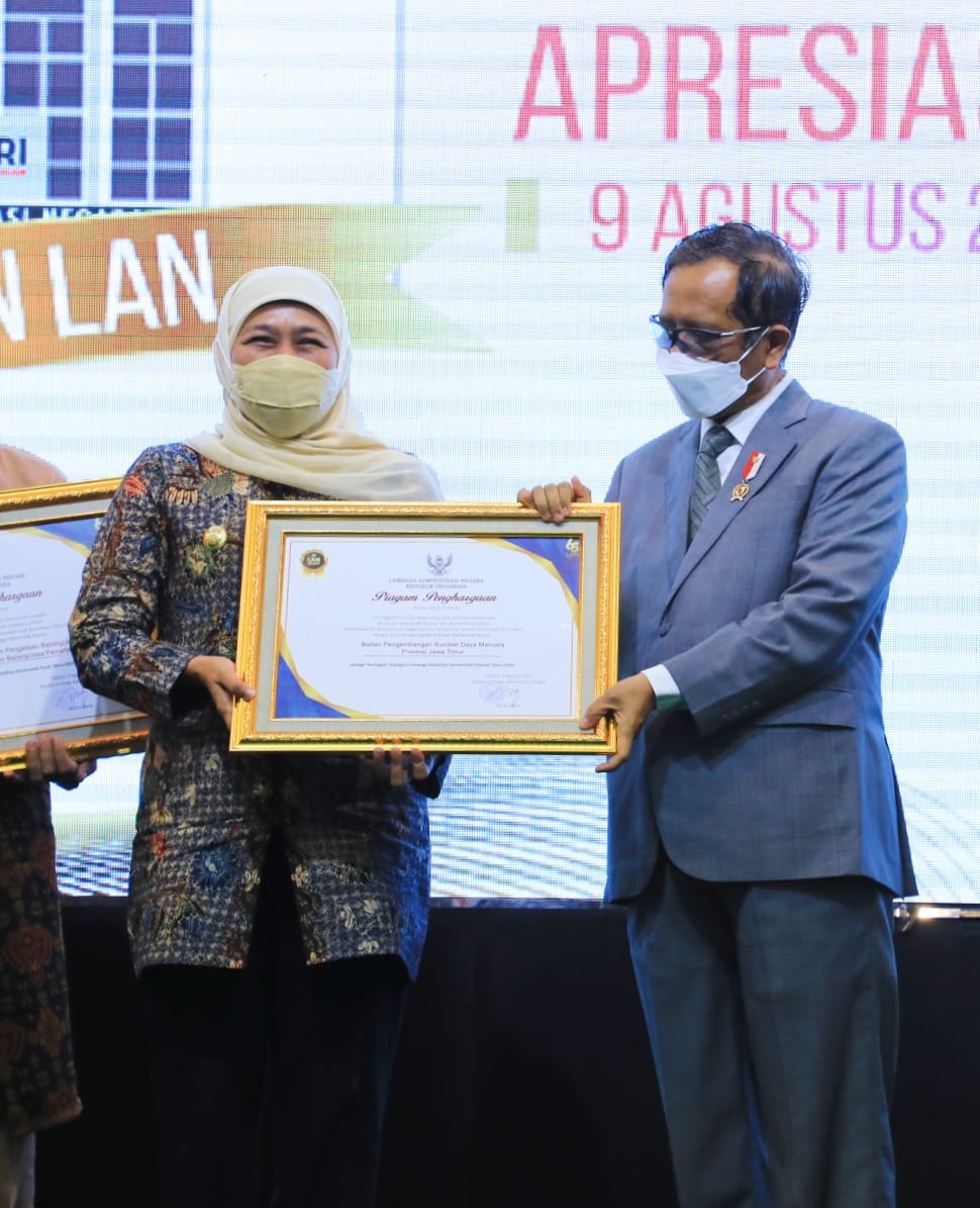 Gubernur Khofifah Terima Widyaiswara Kehormatan, BPSDM Jatim Peringkat Pertama Lembaga Pelatihan Berprestasi
