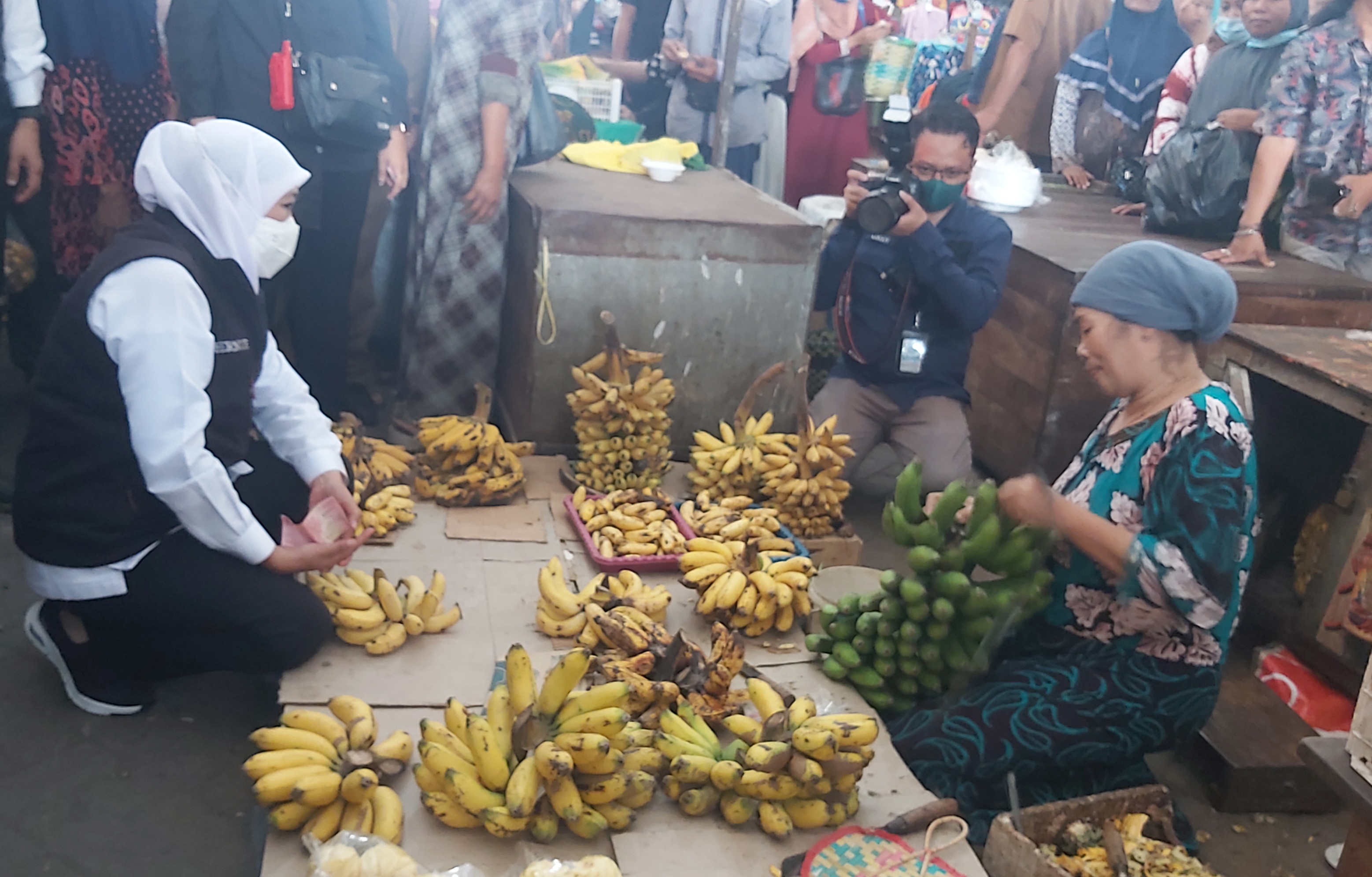 Tinjau Pasar Tradisional Babat, Gubernur Khofifah : Harga Bahan Pokok Relatif Stabil
