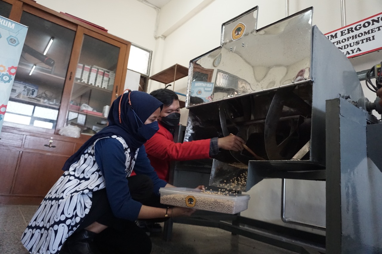 Mahasiswa Untag Surabaya Inovasikan Alat Pencampur Ragi dan Kedelai