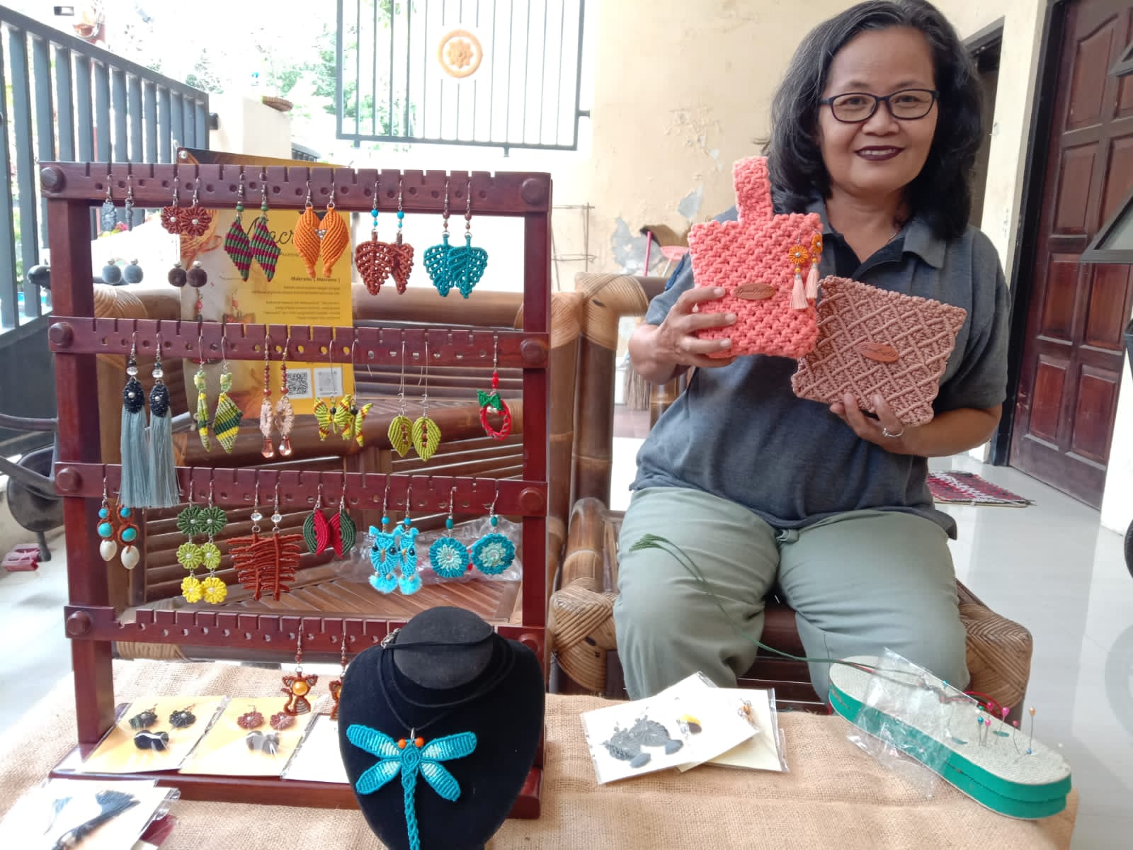 Berkarya dengan Makrame, Gemma Craft Sajikan Berbagai Anting Unik