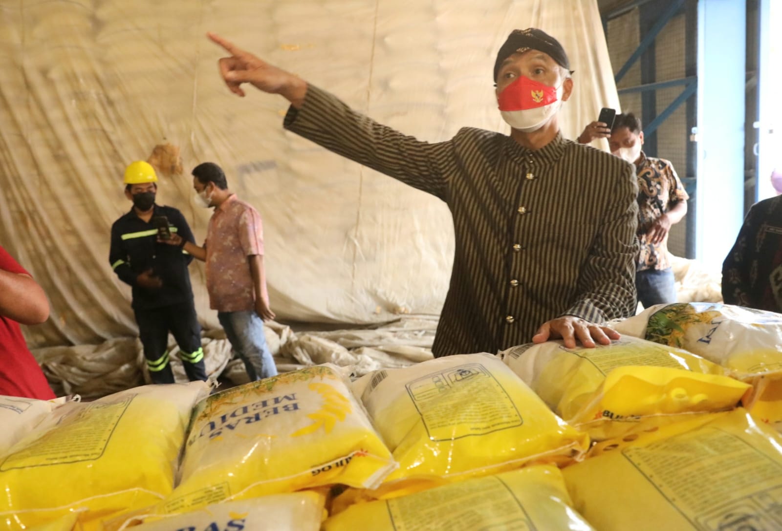 Pastikan Stok Beras Aman, Ganjar Cek Gudang Bulog Ngabeyan