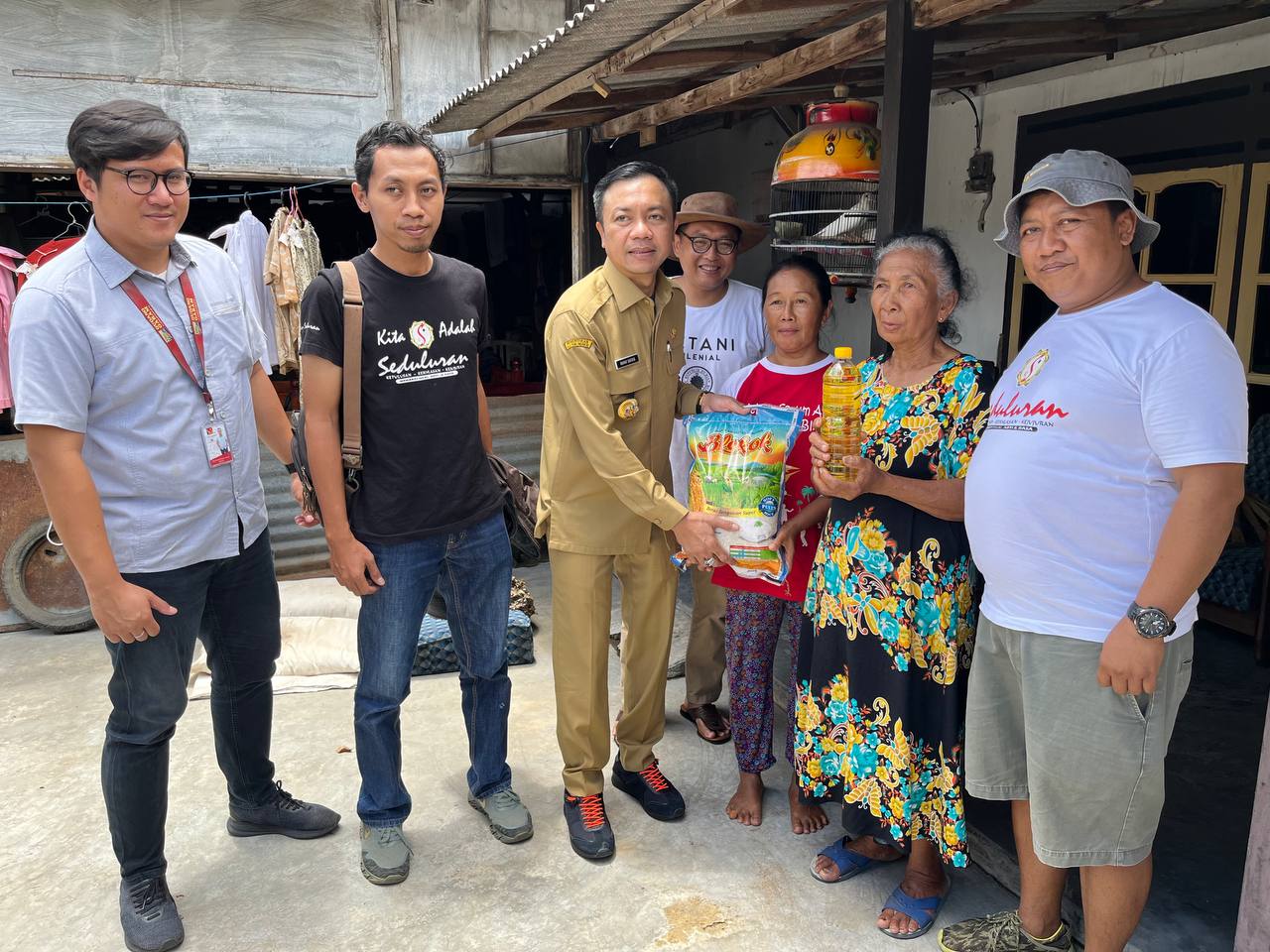 Peduli Bencana, Wabup Blitar Bersama Pengusaha dan Wartawan Bagikan Ribuan Paket Sembako