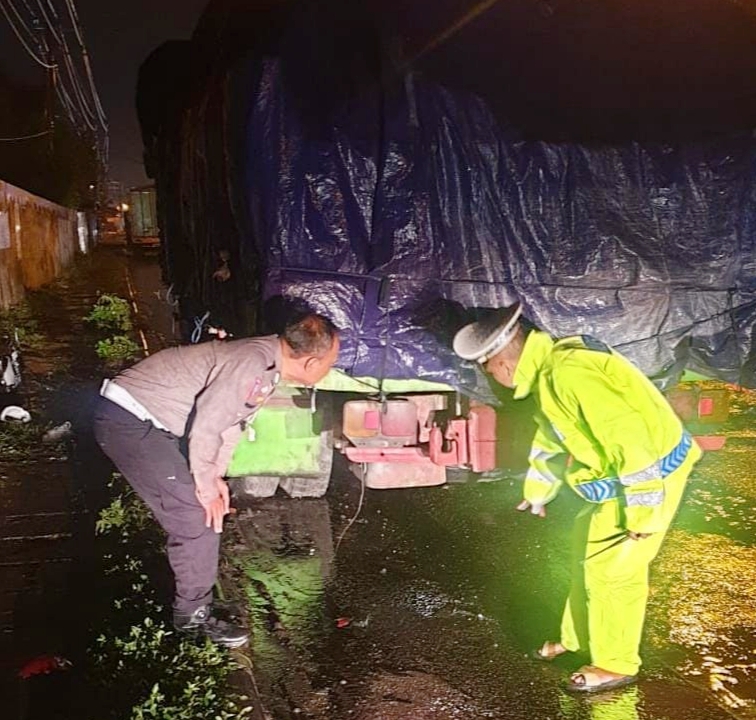 Senggol Truk Tronton Parkir, Pemotor Asal Nganjuk Tewas Tabrak Pintu Pabrik