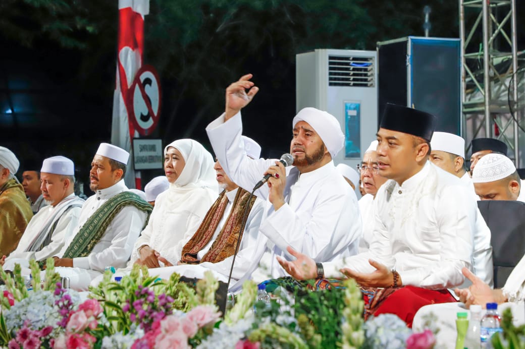 Ikut Surabaya Bersholawat, Gubernur Khofifah : Tugu Pahlawan Bukti Memori Perjuangan Kaum Pesantren