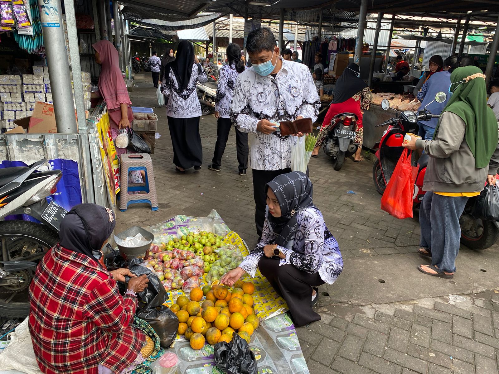 Para Guru di Kota Kediri Borong Dagangan Penjual di Pasar, Ada Apa?