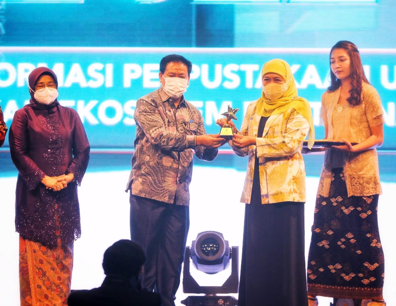 Gubernur Khofifah Terima Penghargaan Nugra Jasa Dharma Pustaloka dari Perpusnas RI