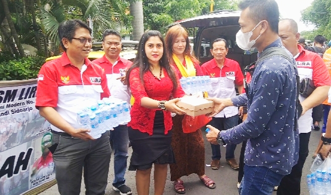 Hari Ibu 2022, Pengurus LSM LIRA Sidoarjo Bareng Rumah Budaya Rika Rahayu Rasmi Saling Berbagi