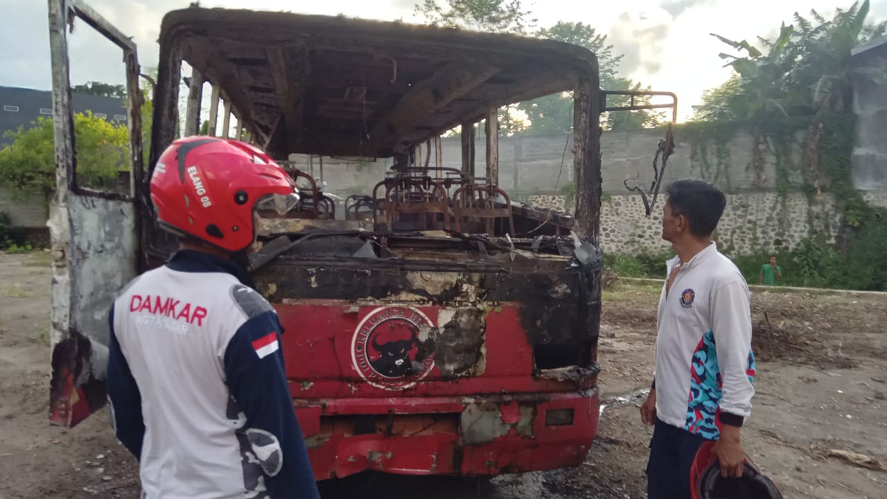 Bus Berlogo PDIP di Blitar Dibakar