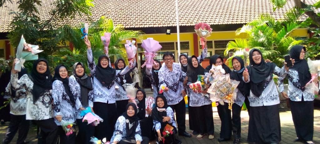 Uniknya Peringatan Hari Guru di SMPN 1 Jiwan, Siswa Siapkan Hadiah Tanaman