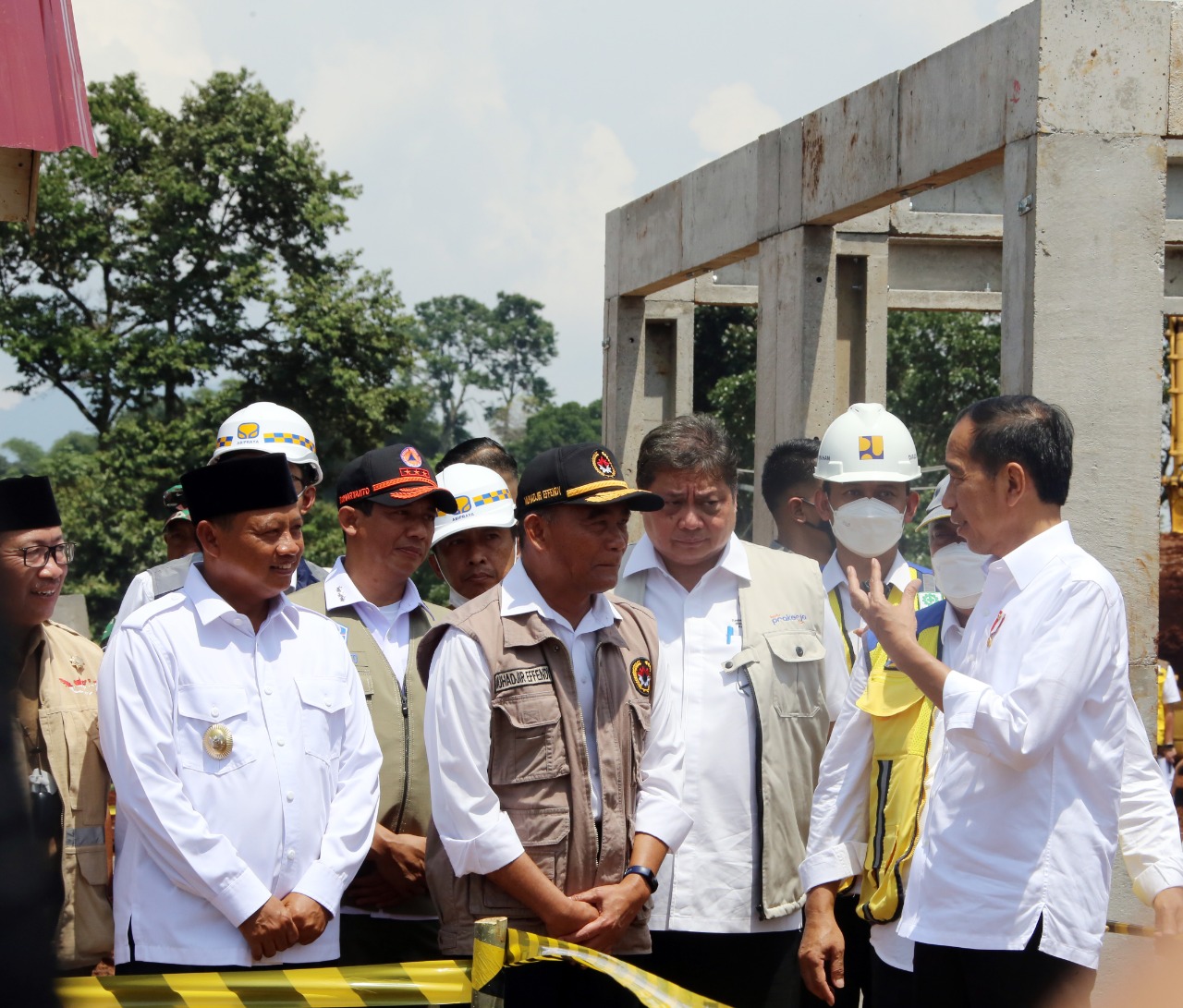 Jokowi Datangi Lokasi Bencana Cianjur, Muhadjir: Pastikan Rehabilitasi dan Rekonstruksi Dimulai
