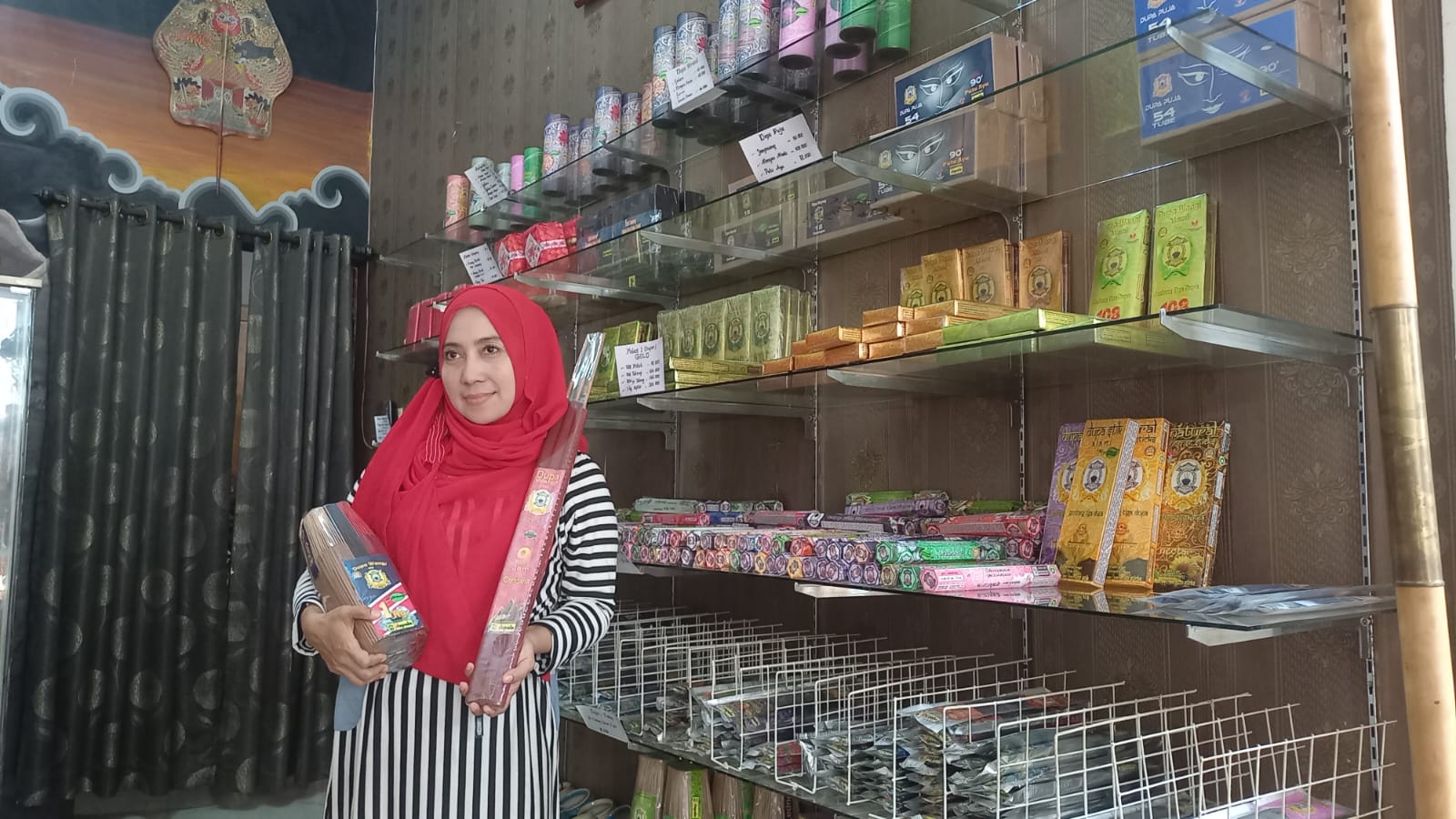 Penjualan Dupa Merah Laris Manis