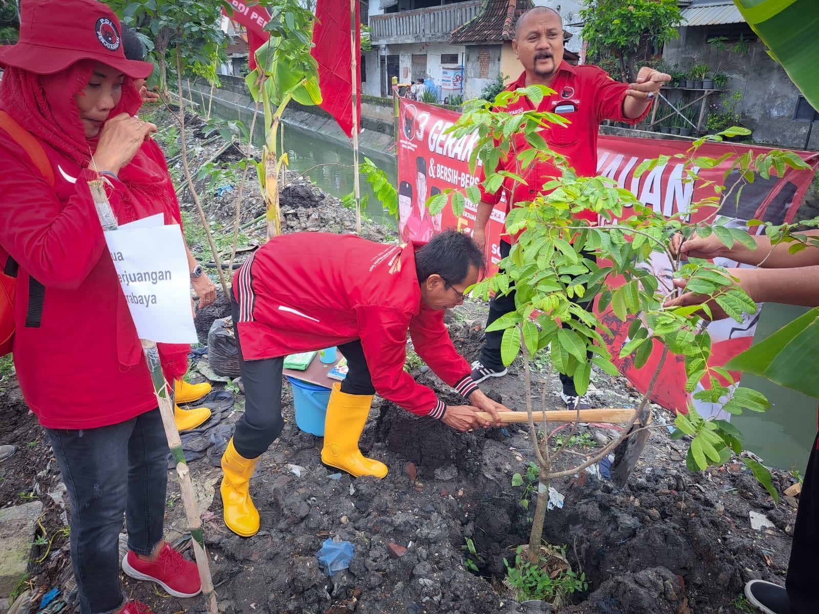 Rawat Kehidupan, PDIP Surabaya Tanam Pohon dan Bersih-Bersih Lingkungan