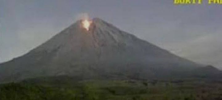 Erupsi Lagi, Semeru Semburkan Asap Setinggi 700 Meter