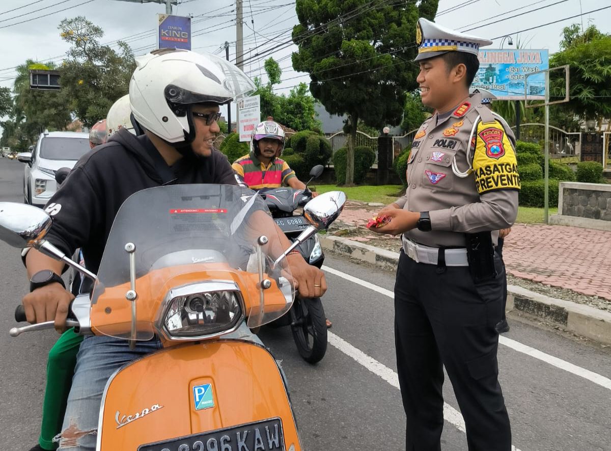 Operasi Semeru 2023: Satlantas Polres Blitar Kota Bagikan Coklat dan Helm Gratis