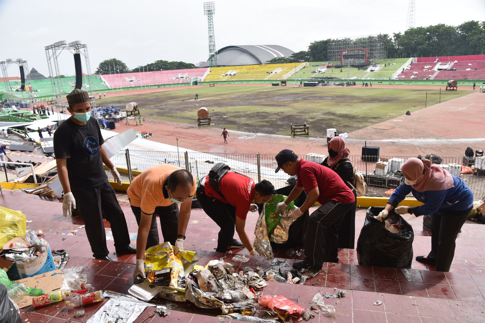 Bupati Sidoarjo Kerahkan ASN Kerja Bakti Bersihkan Sampah Pasca Resepsi Puncak Harlah 1 Abad NU