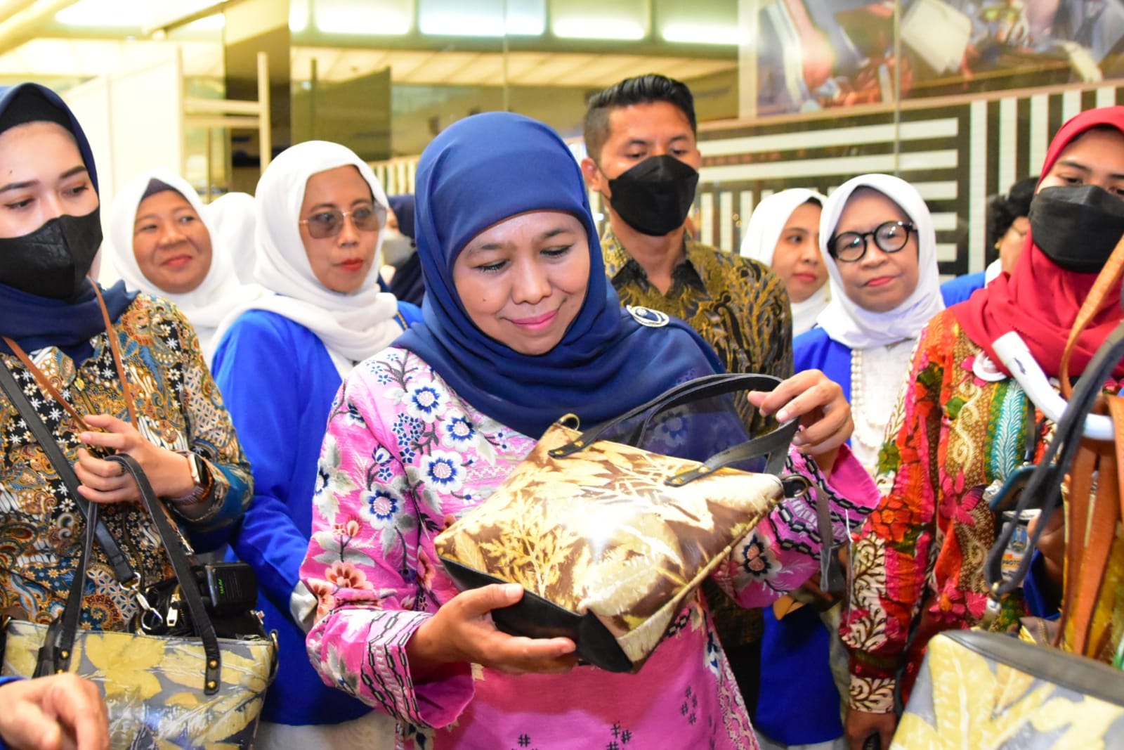 Gubernur Khofifah Ajak Perempuan Bangkit Songsong Kemajuan