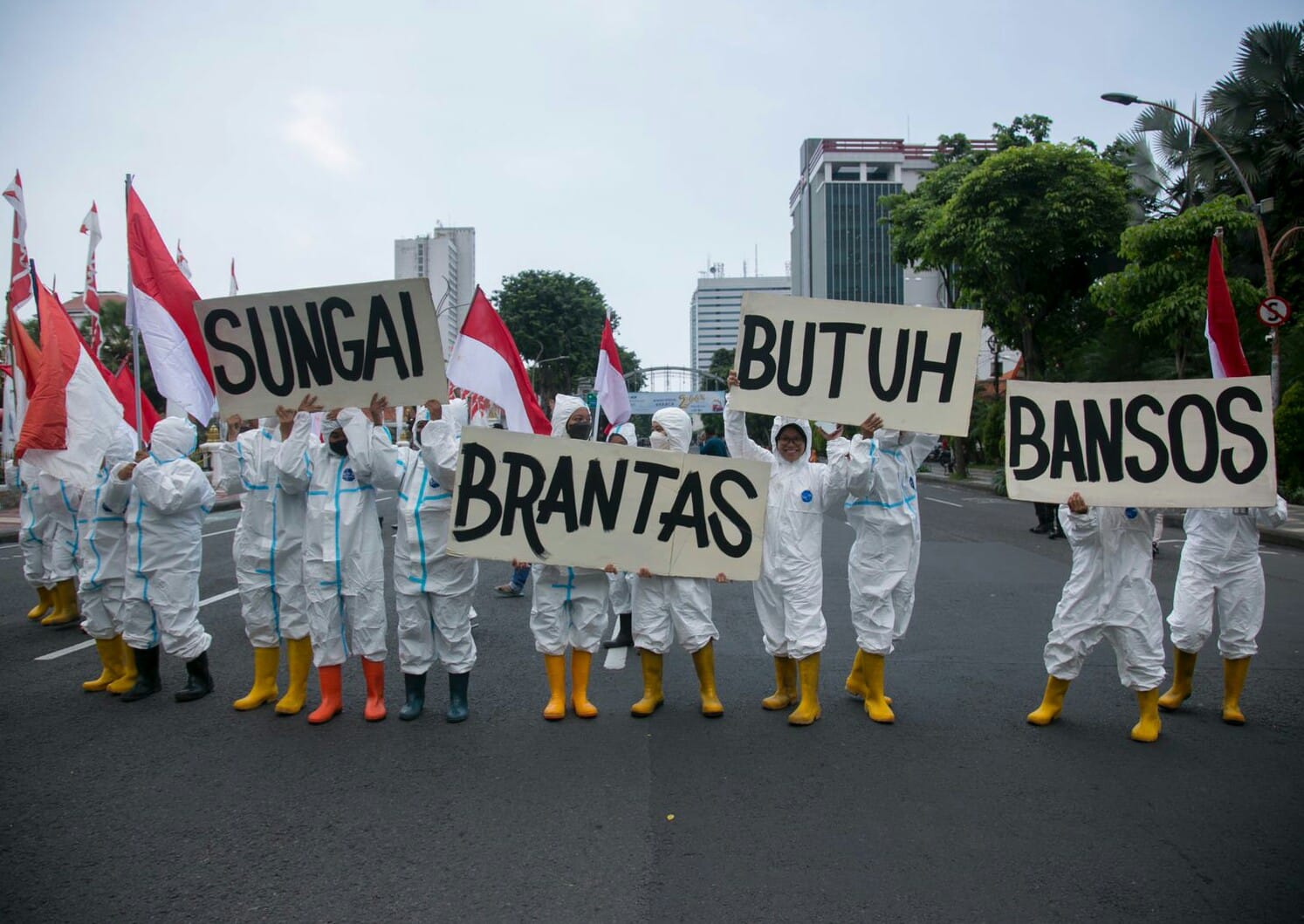 Hari Air Sedunia, Aktivis Bruin Lakukan Aksi 'Sungai Brantas Butuh Bansos'