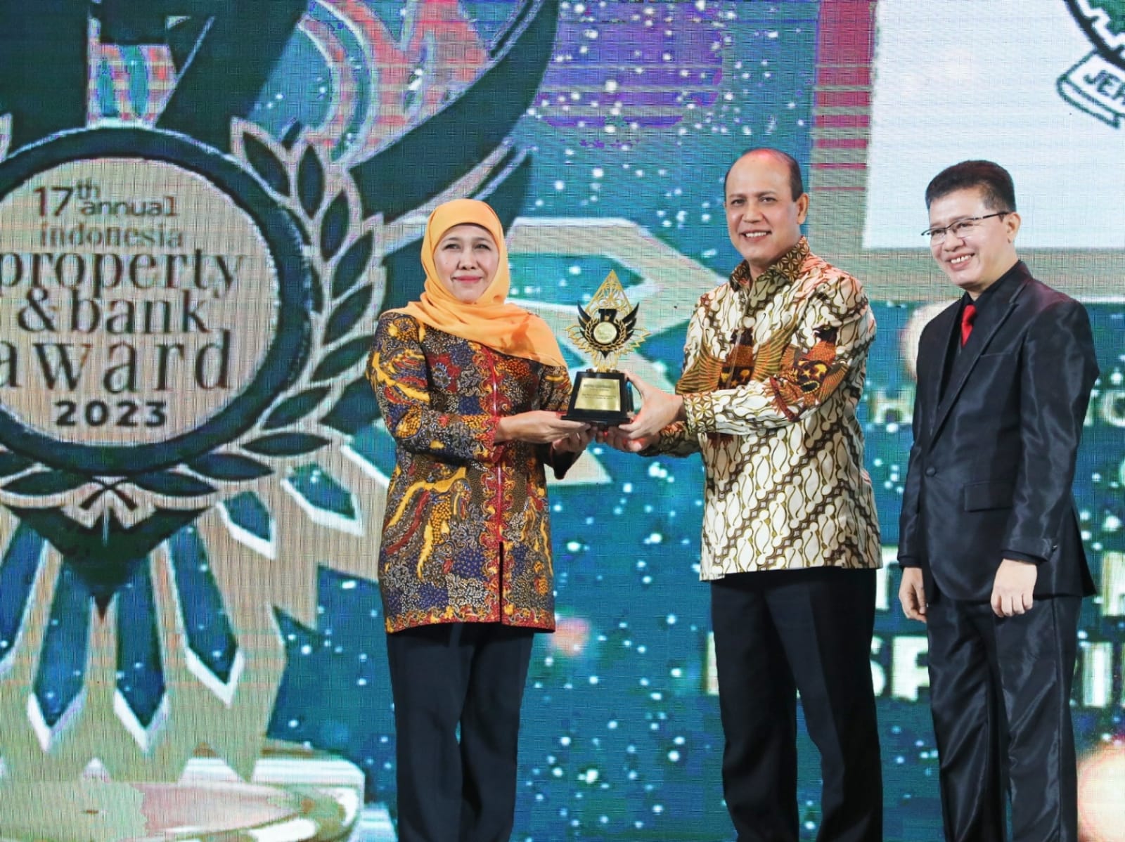 Komitmen Dukung Pertumbuhan Sektor Properti di Jatim, Khofifah Raih 'The Most and Smart Inspiring Woman Leader'