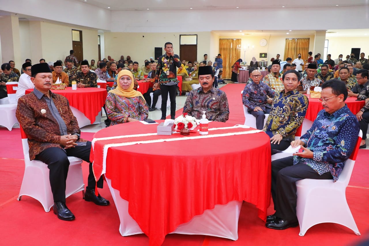 Gubernur Jawa Timur, Khofifah Indar Parawansa bersama Menteri Agraria dan Tata Ruang/Kepala Badan Pertanahan Nasional RI Marsekal TNI (Purn) Hadi Tjahjanto dalam acara deklarasi Kota Madiun sebagai kota Lengkap, Selasa (28/3/2023).