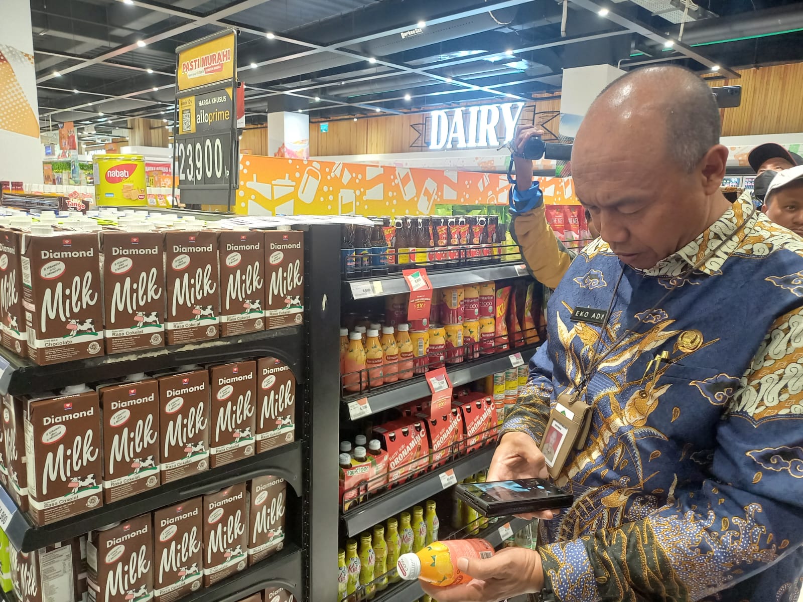 Pastikan Tak Ada Produk Kedaluwarsa, Diskopindag Kota Malang Sidak Retail Modern