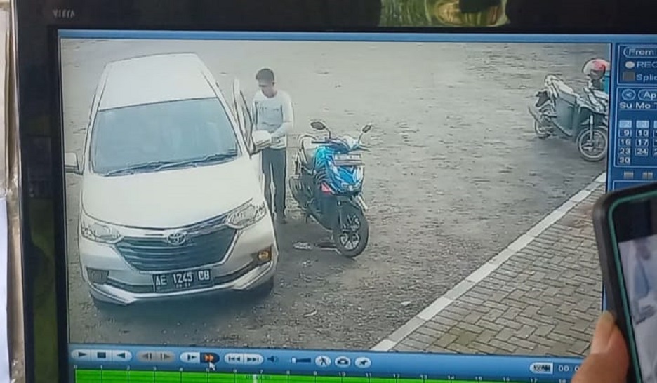Aksi Pencurian HP di Dalam Mobil Terekam CCTV