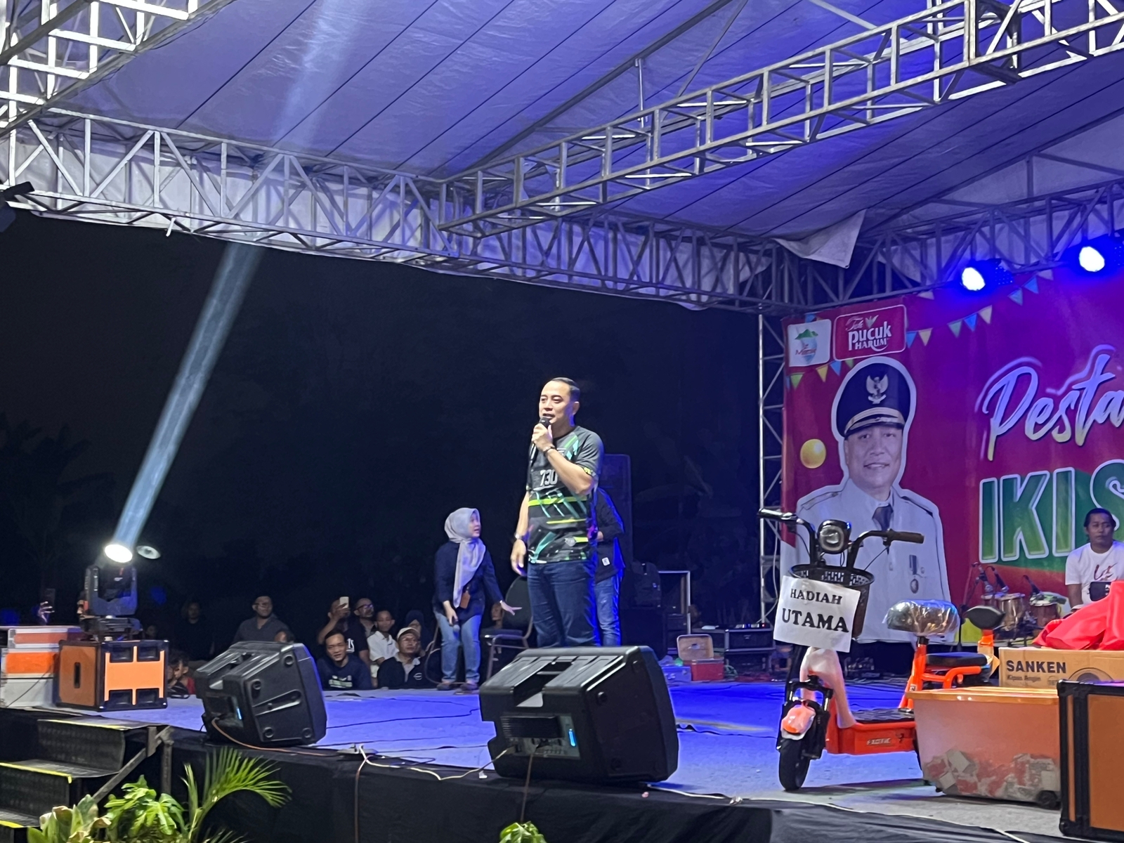 Pesta Rakyat di Surabaya Barat, Warga 'Wadul' Butuh Gedung Serbaguna ke Wali Kota Eri