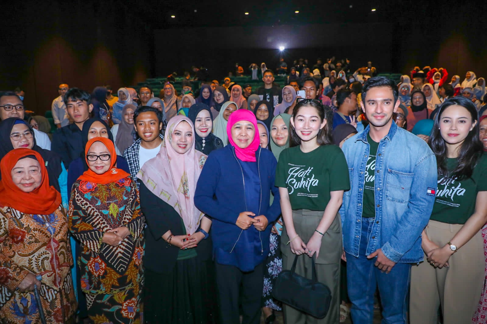 Gubernur Jatim Nonton 'Hati Suhita' Ditemani Para Pemain Film