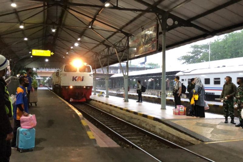 Penumpang KA Komuter Terus Meningkat
