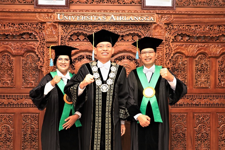 Pertama, Unair Kukuhkan Pasangan Suami Istri Sebagai Guru Besar