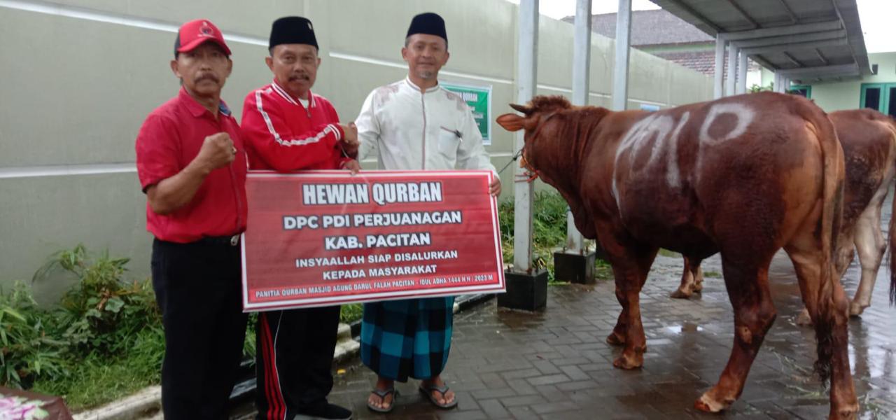 Rayakan Idul Adha, PDIP Pacitan Serahkan Hewan Kurban ke Masjid Tertua
