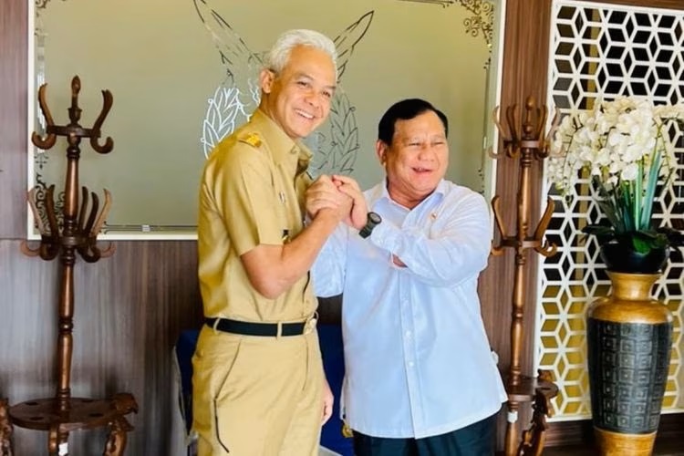 Ganjar Bertemu Prabowo di Solo dan Pamerkan Keakraban Keduanya