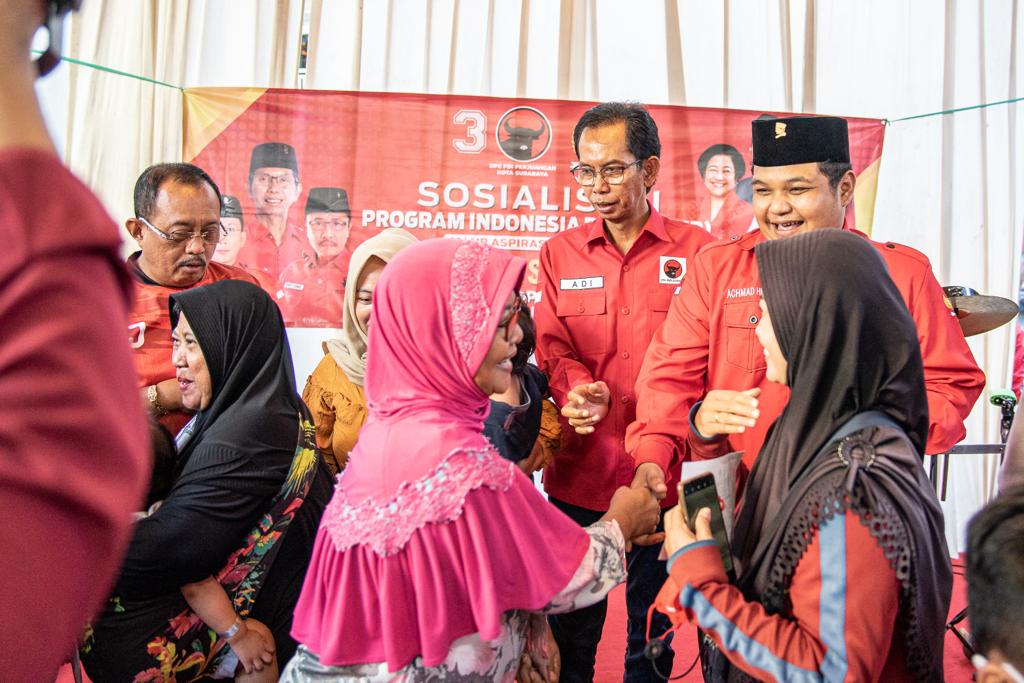 Kader PDIP Bagikan Beasiswa PIP Puti Guntur Soekarno di Krembangan, Achmad Hidayat: Wujudkan Generasi Emas