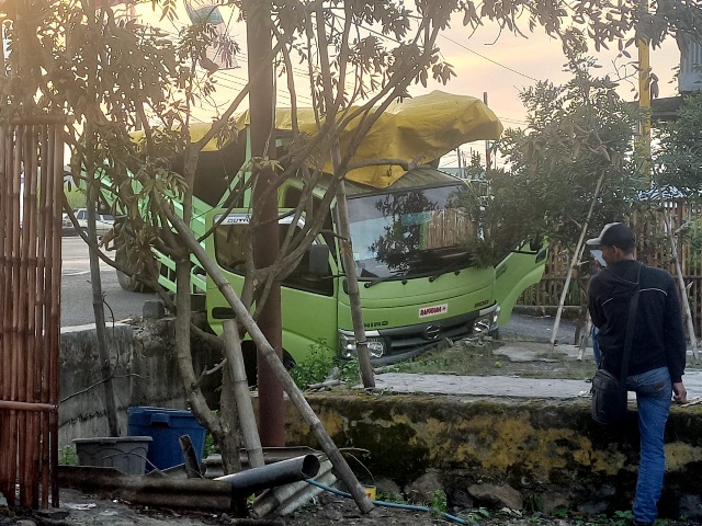 Gegara Sopir Sakit Maag, Truk Angkut Besi 5 Ton Terperosok ke Selokan di Jombang