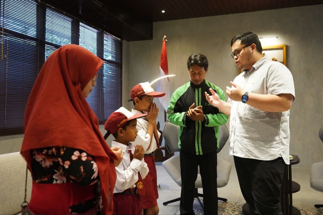 Kembalikan Dompet Berisi Uang Rp 5 Juta, Pengemudi Ojol Ini Dapat Hadiah Tak Disangka dari Mas Dhito