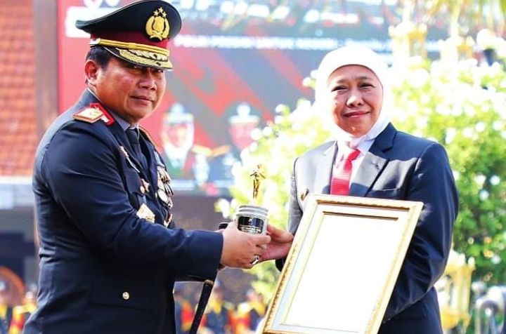 HUT Bhayangkara, Gubernur Khofifah Terima Penghargaan Tanhana Dharma Mangrva