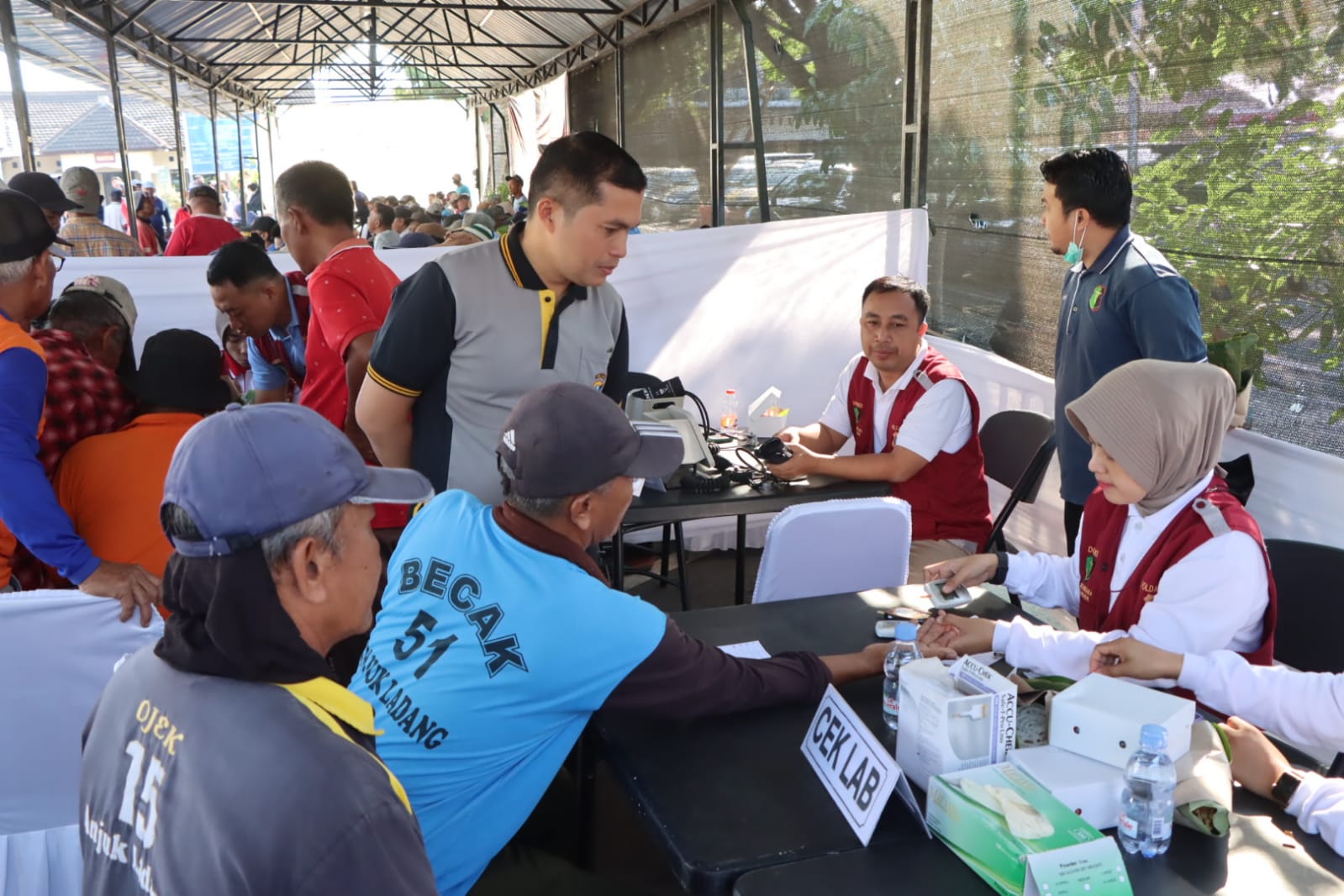 Polres Nganjuk Beri Sarapan dan Layanan Kesehatan untuk 120 Tukang Becak