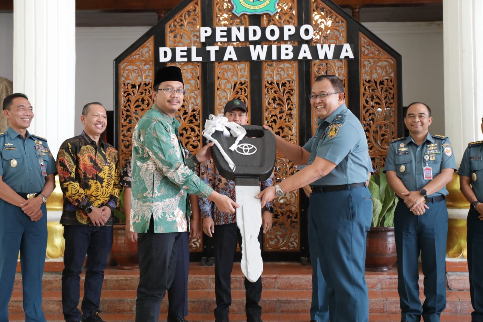 Pemkab Sidoarjo Berikan 22 Unit Mobil Dinas untuk TNI AL