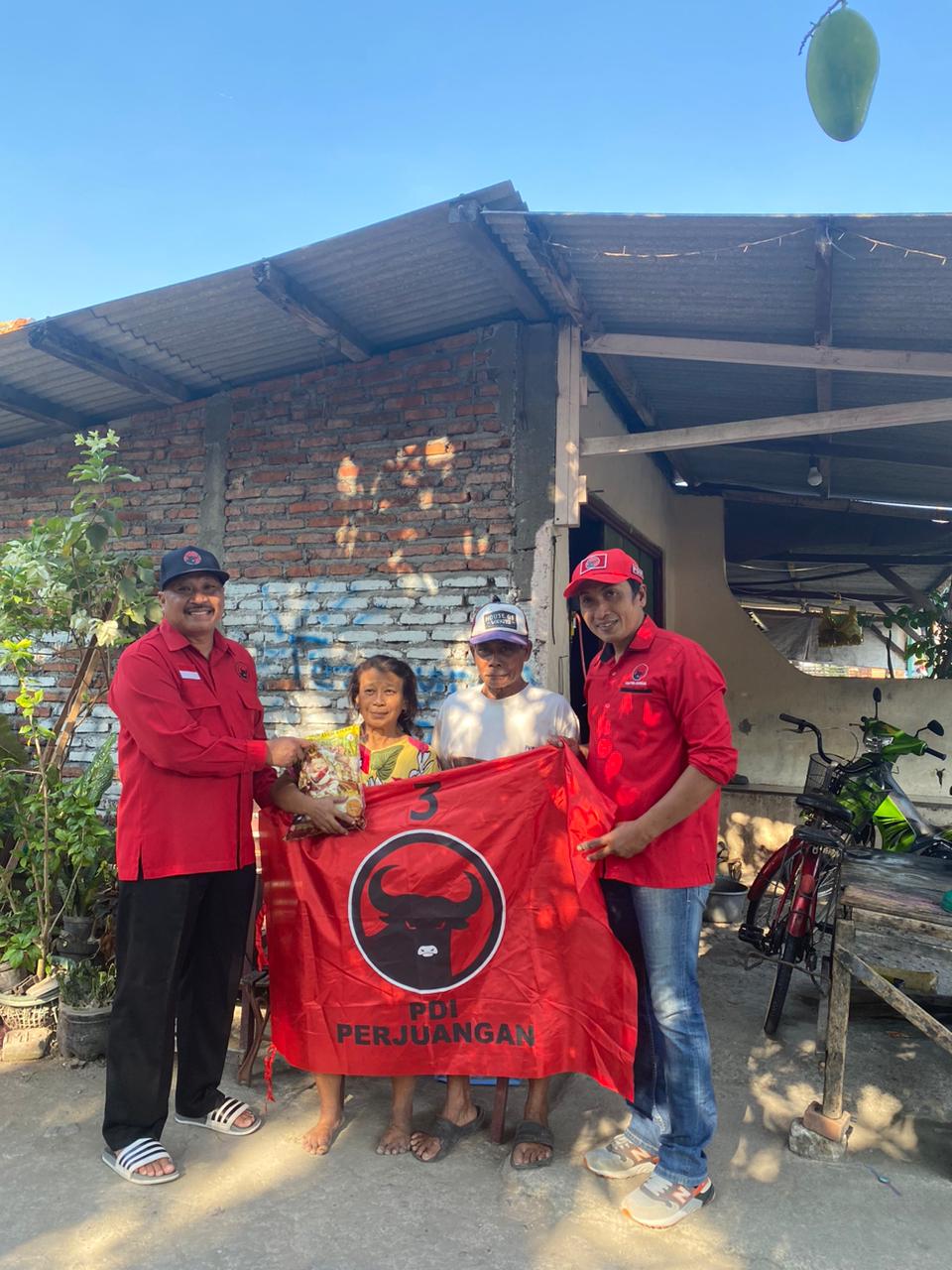 Ketua DPC PDIP Gresik Bagikan 100 Paket Sembako