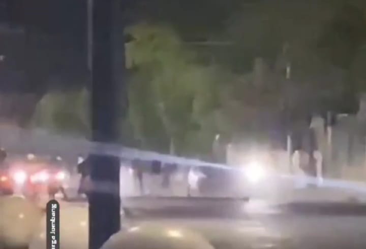 Viral, Video Warga Jombang Lempar Pembalap Liar dengan Kursi hingga Tersungkur