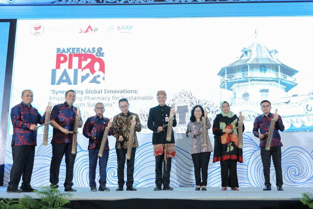 Ganjar Dorong Riset Apoteker Dalam Negeri untuk Antisipasi Perubahan Penyakit