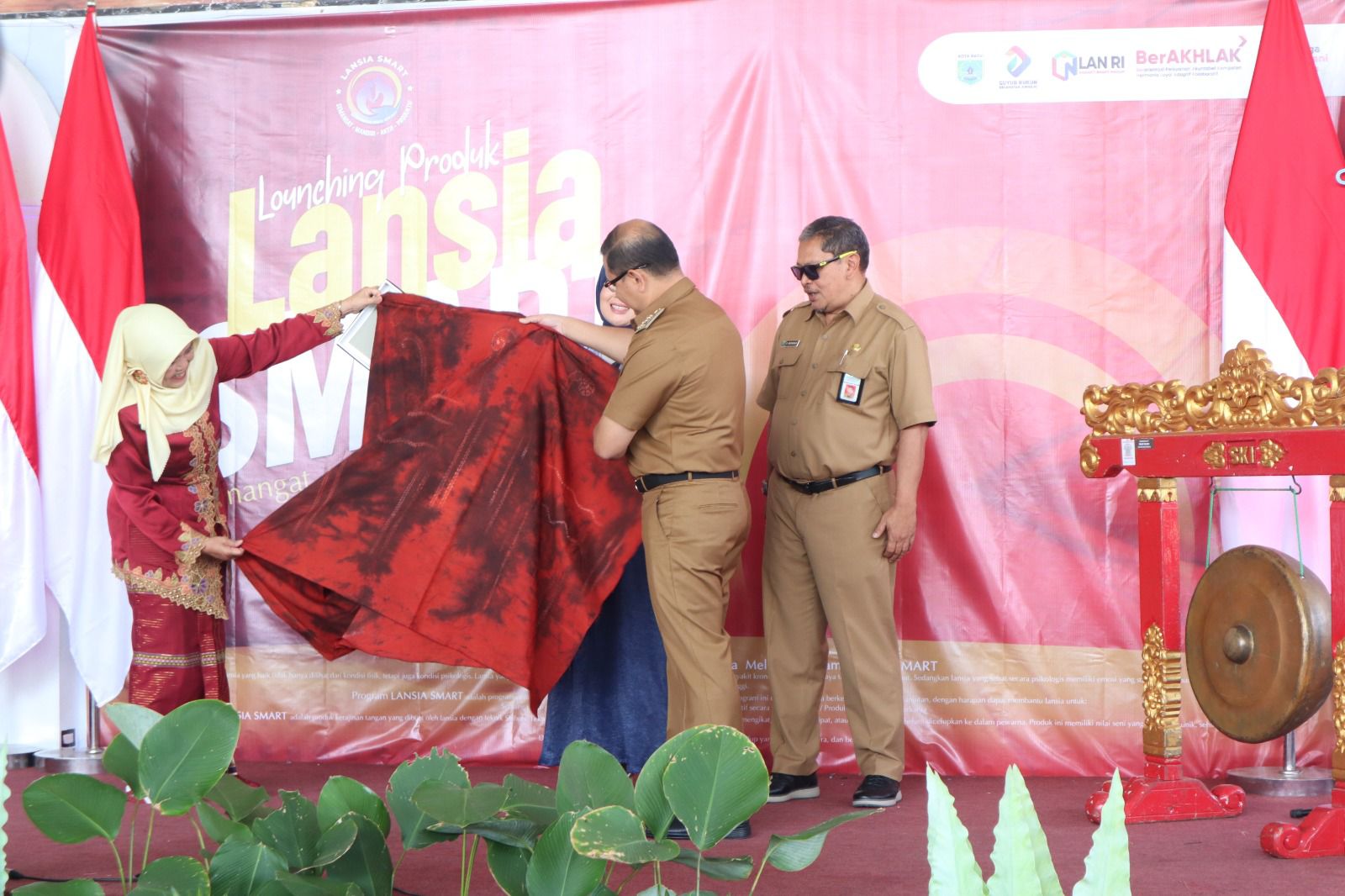 Dukung Kesejahteraan Lansia, Pemkot Batu Luncurkan Produk Batik Shibori