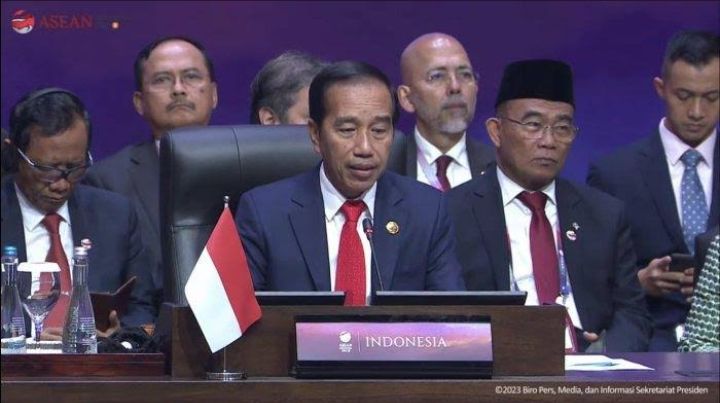 Buka Sesi Pleno KTT ASEAN: Jokowi Sebut Walau Berlayar di Tengah Badai, Harus Terus Melaju