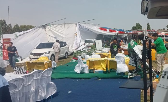 Tenda Acara 'Bupati Jombang Layani Warga' Porak-Poranda Disapu Angin