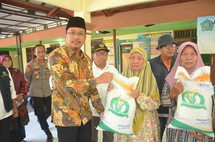 Bupati Sidoarjo Salurkan Bantuan Beras pada 86.720 KPM