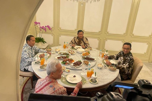 Ganjar, Prabowo dan Anies Kompak Berbatik Motif Parang Saat Makan Siang Bareng Jokowi