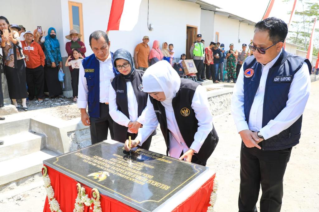 Tinjau Rumah Relokasi Korban Tanah Gerak Blitar, Gubernur Khofifah: Insya Allah Aman dan Nyaman