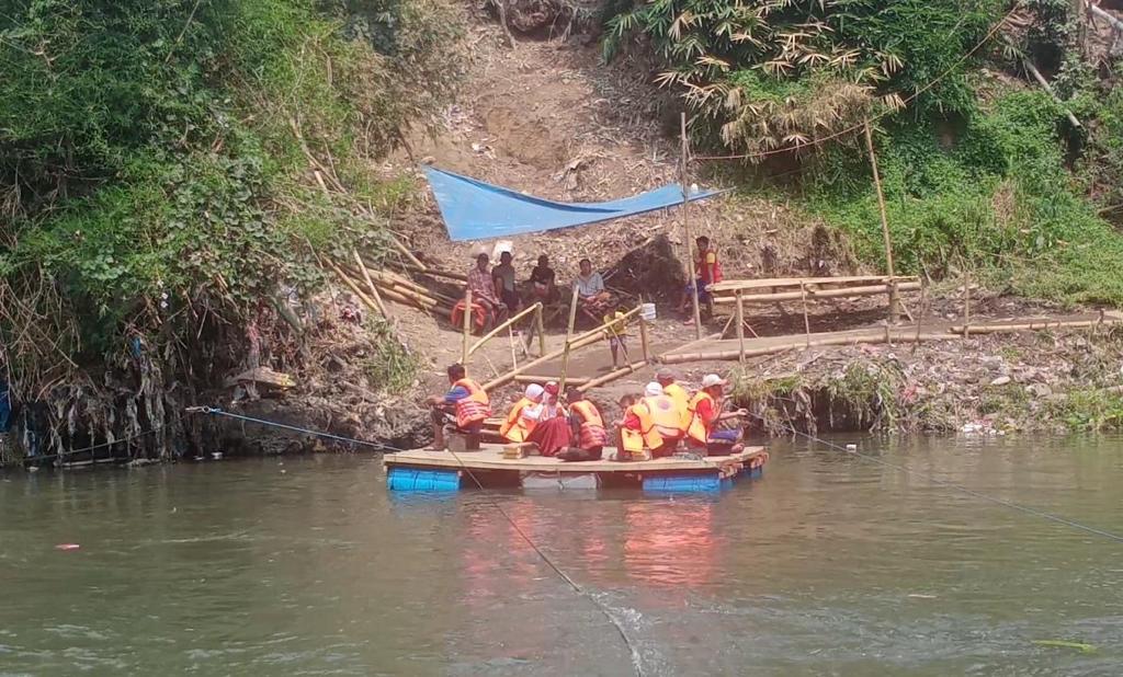 Warga Inisiatif Buat Getek, Bantu Pejalan Kaki Sebrangi Sungai Selama Perbaikan Jembatan Bumiayu Kota Malang